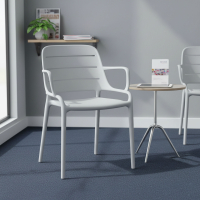 Chaise empilable en polypropylène Helda avec accoudoirs