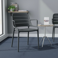 Chaise empilable en polypropylène Helda avec accoudoirs