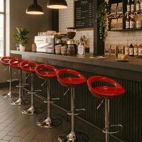 Tabouret haut Danko en plastique avec base métallique et repose-pieds circulaire