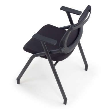 chaise avec tablette noir 4 pattes maille accoudoirs fixes 11