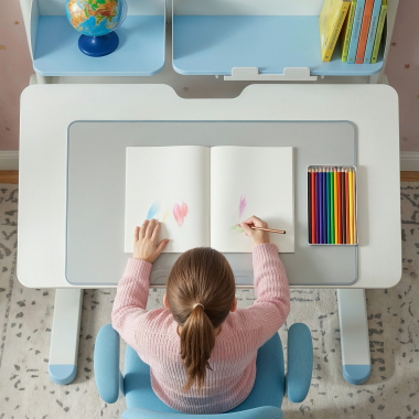 bureau pour jeunes avec passe cables blanc bleu ergokid 5