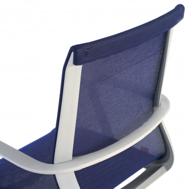 chaise de bureau design blanc bleu structure noire maille accoudoirs fixes 5