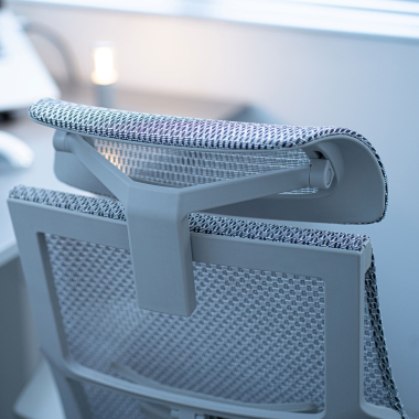 chaise ergonomique gris structure blanche maille accoudoirs reglables 5d soutien lombaire appui tete 15